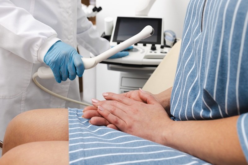 Consulta médica ginecológica con ultrasonido